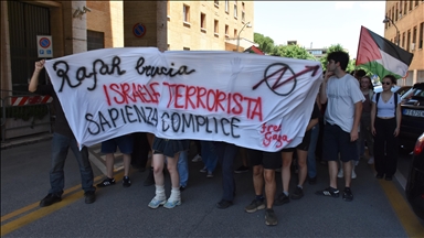 إيطاليا.. مؤيدون لفلسطين يعطلون حركة المرور بمحطة قطار بولونيا