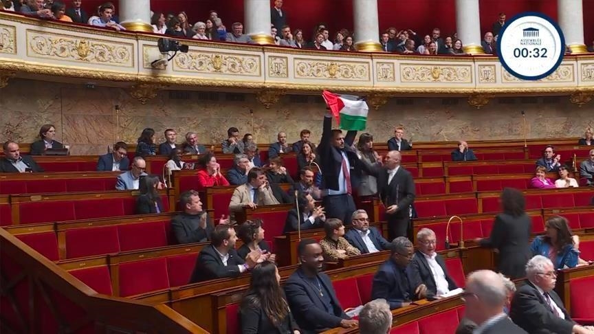 France / Drapeau palestinien brandi à l’Assemblée : Le député Sébastien Delogu saisit la CEDH après son exclusion