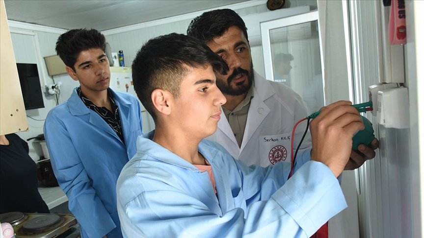 Malatya'da konteyner kentin elektrik sorunlarını meslek liseliler gideriyor