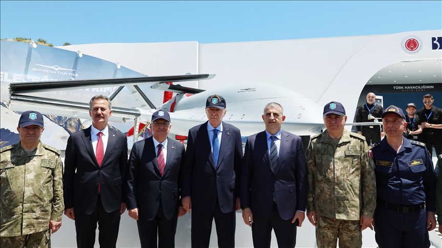 Cumhurbaşkanı Erdoğan, İzmir Doğanbey Tatbikat Bölgesi'nde açılan Savunma Sanayii Fuarı'nı gezdi