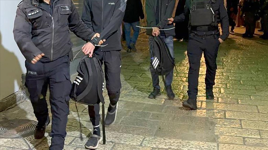 İsrail askerleri Batı Şeria'da 20 Filistinliyi gözaltına aldı