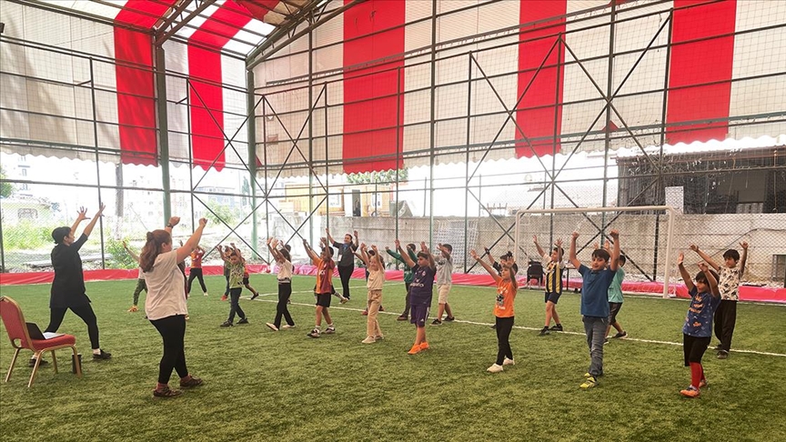 Hataylı çocuklar halı sahada sanatla buluşuyor