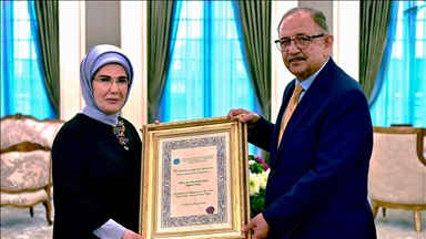 Emine Erdoğan, "Sıfır Atık" projesine verilen AKDENİZ-PA Ödülü'nü teslim aldı