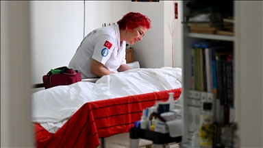 Kanseri yenen Fatma hemşire ev ev gezerek hastaların bakımını yapıyor