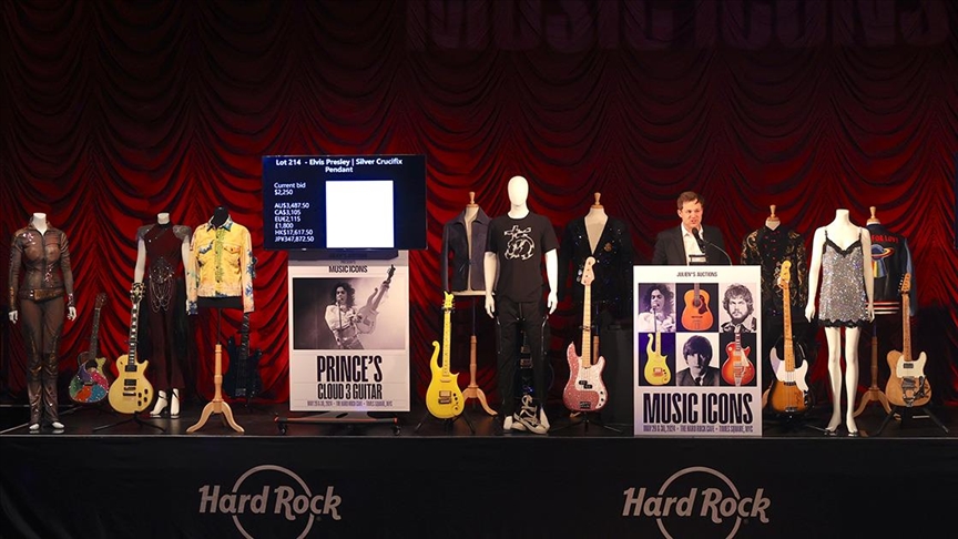 John Lennon'un 50 yıllık kayıp gitarı 2,9 milyon dolara alıcı buldu