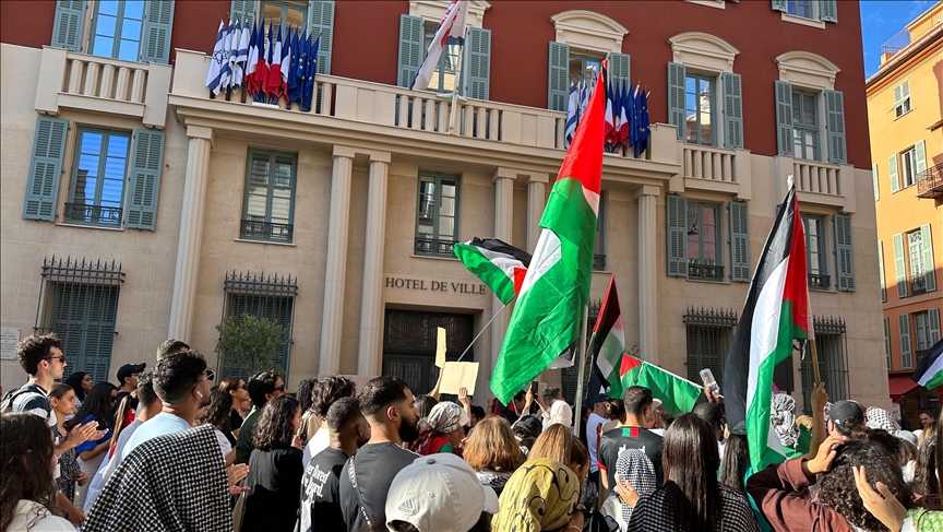 Gaza: Près d’un millier de personnes devant la mairie de Nice pour réclamer le retrait des drapeaux israéliens