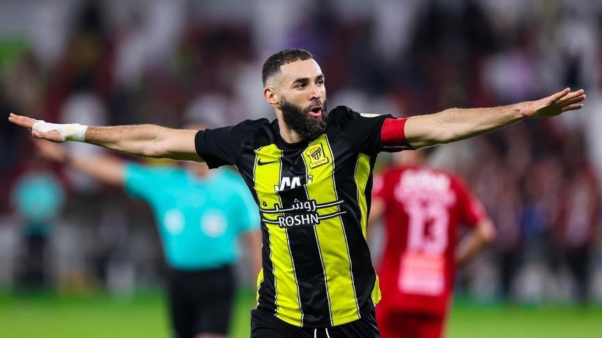 قدم.. بنزيما يزور الجزائر للمرة الأولى