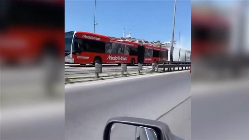 İstanbul'da seyir halindeki metrobüste çıkan yangın söndürüldü 