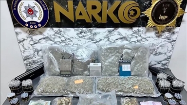 İstanbul'da düzenlenen "Narkoçelik-19" operasyonunda uyuşturucu imal eden 8 şüpheli yakalandı