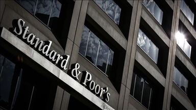 S&P lowers France's credit rating to AA- from AA