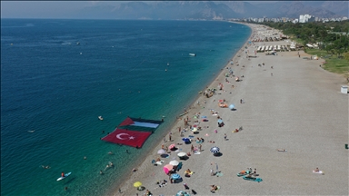 Дайверы в Анталье развернули на поверхности моря флаги Турции и Палестины