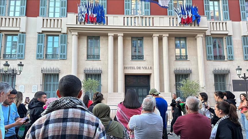 Une centaine de personnes devant l’Hôtel de Ville de Nice pour exiger le retrait des drapeaux israéliens sur la façade