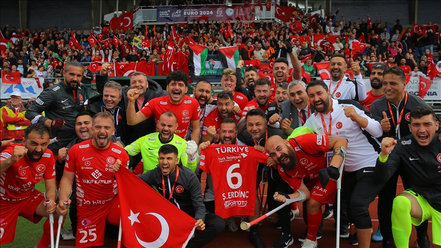 Turkish amputee football team protest Gaza massacres after 6-0 win over Israel Turkish amputee football team protest Gaza massacres after 6-0 win over Israel