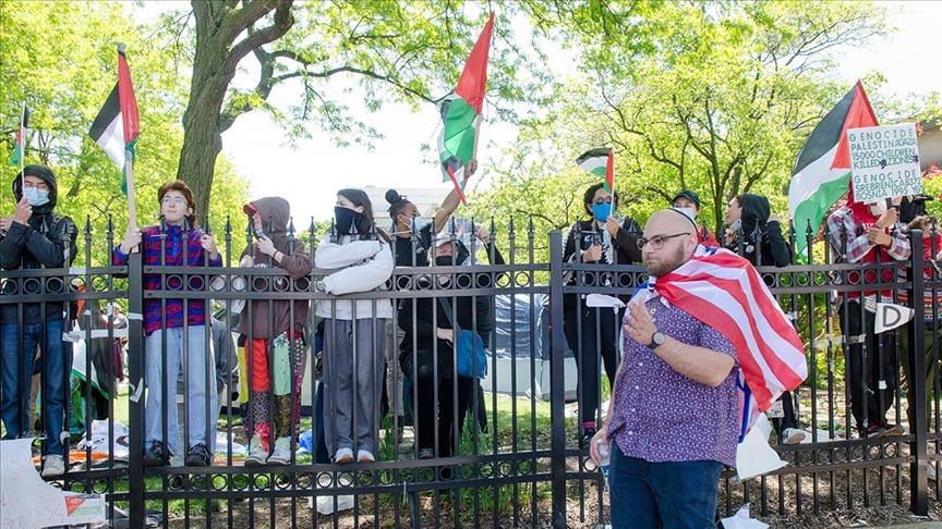 طلاب بجامعة شيكاغو يحتجون على عدم منحهم شهاداتهم
