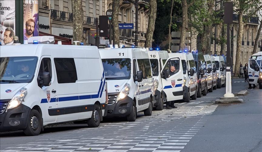 Cinq cercueils déposés devant la Tour Eiffel : Trois personnes interpellées