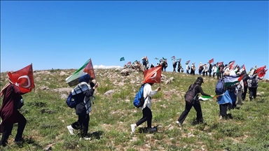 Van'da akademisyenler ve öğrenciler, Filistinlilere destek için Gören Dağı'na tırmandı