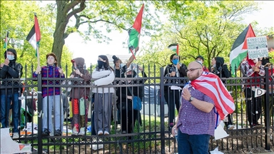 طلاب بجامعة شيكاغو يحتجون على عدم منحهم شهاداتهم
