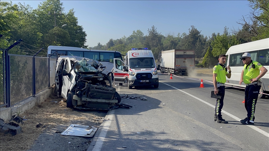 Tekirdağ'da işçi servisi ile panelvanın çarpışması sonucu 2 kişi öldü, 9 kişi yaralandı