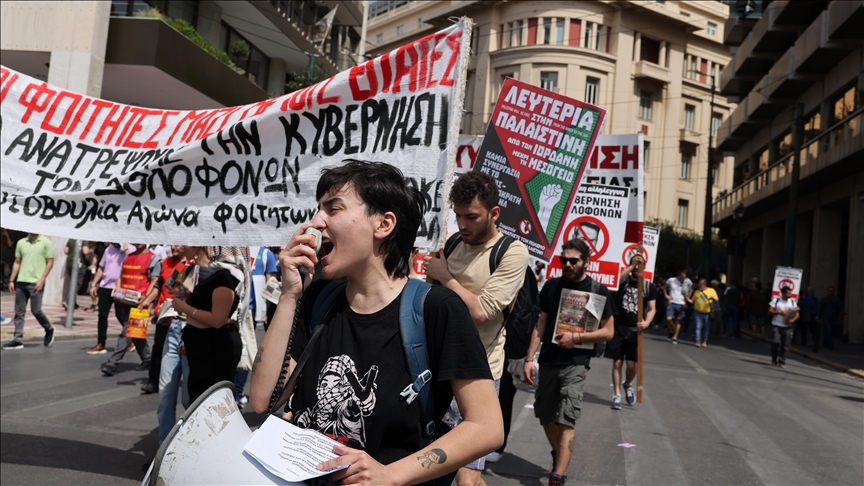 Greeks trust political parties, media, trade unions least: Survey