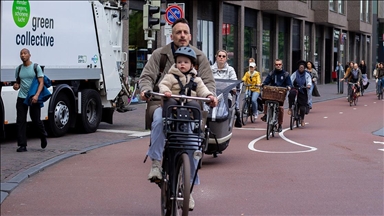 Hollandalılar erken yaştan itibaren her alanda bisiklet kullanıyor
