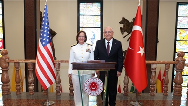 أنقرة.. وزير الدفاع التركي يلتقي قائدة القوات البحرية الأمريكية