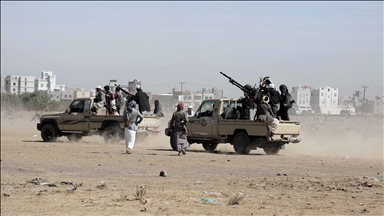 "الحوثي" تعلن مقتل 15 من ضباطها بغارات أمريكية بريطانية