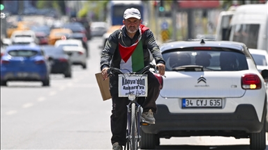 من قونيا إلى أنقرة.. تركي يحتج ضد إسرائيل بدراجة هوائية