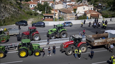 Spanish, French farmers cut border crossings ahead of EU elections