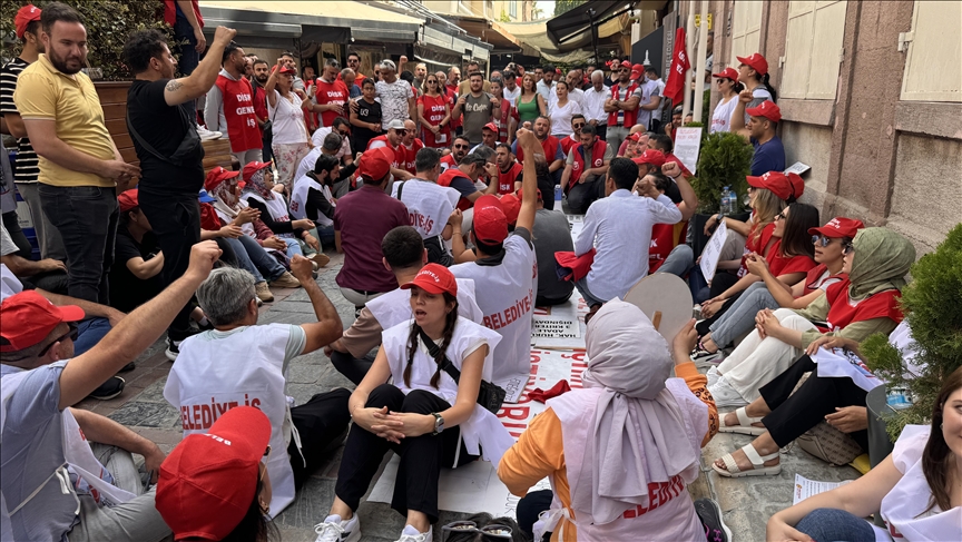 İzmir'de Büyükşehir Belediyesi şirketlerinde işten çıkarılan işçilere sendikalardan destek