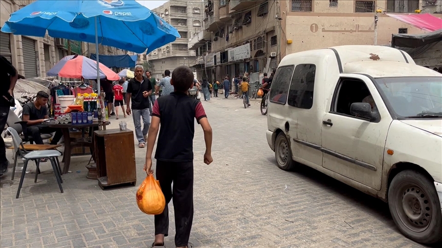 باليوم العالمي لضحايا العدوان.. أطفال غزة يبيعون الخبز بالشوارع