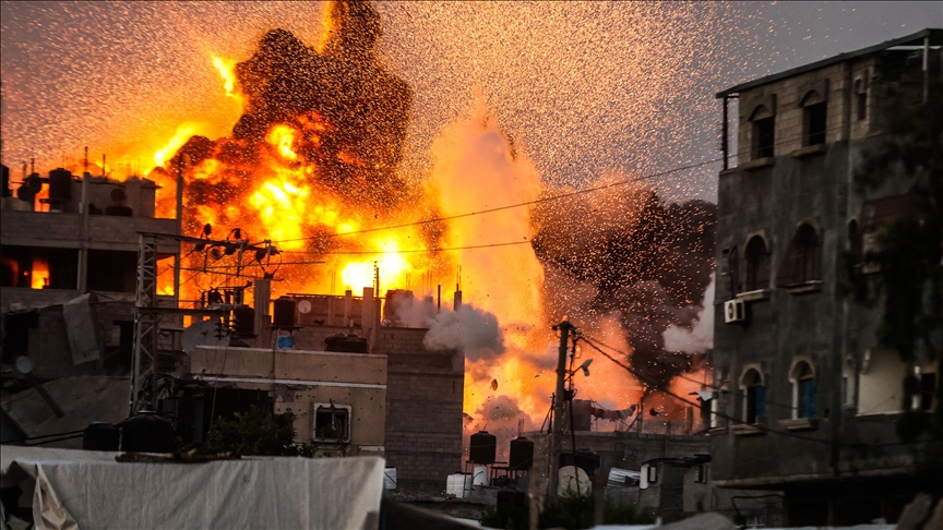 İsrail'in Gazze'deki El-Bureyc ve El-Megazi kamplarına düzenlediği saldırılarda 15 kişi öldü