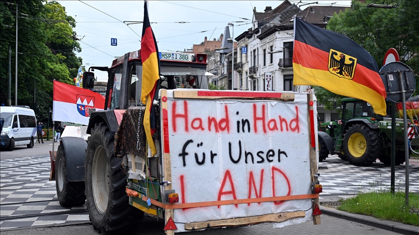 Brüksel'de çiftçilerden traktörlü protesto