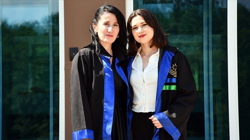 Üniversitede okuduğu bölümü birincilikle bitiren anne, kızıyla aynı törende mezuniyet sevinci yaşadı