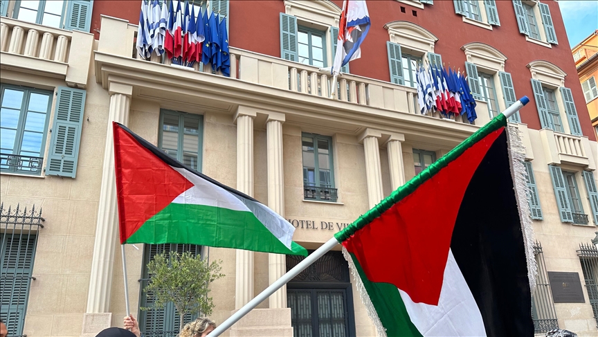 France : Des dizaines de manifestants mobilisés pour le retrait des drapeaux israéliens de la mairie de Nice