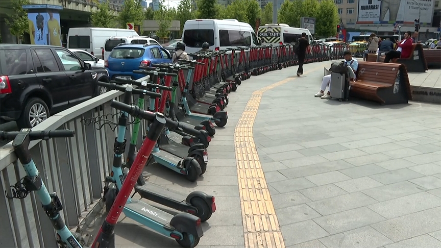 Kaldırım işgalleri ve geçiş önceliği vermeyen sürücüler İstanbul'u yürünmez hale getiriyor
