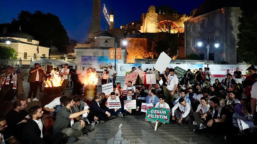 Ayasofya Meydanı'nda İsrail'in saldırılarına karşı "Say Stop" eylemi yapıldı