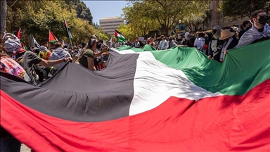 لوس أنجلوس.. محتجون يقيمون مخيما أمام البلدية لدعم فلسطين