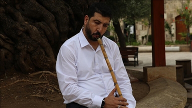 Ney imal eden Hataylı imam, tarihi caminin avlusunda dinleti sunuyor