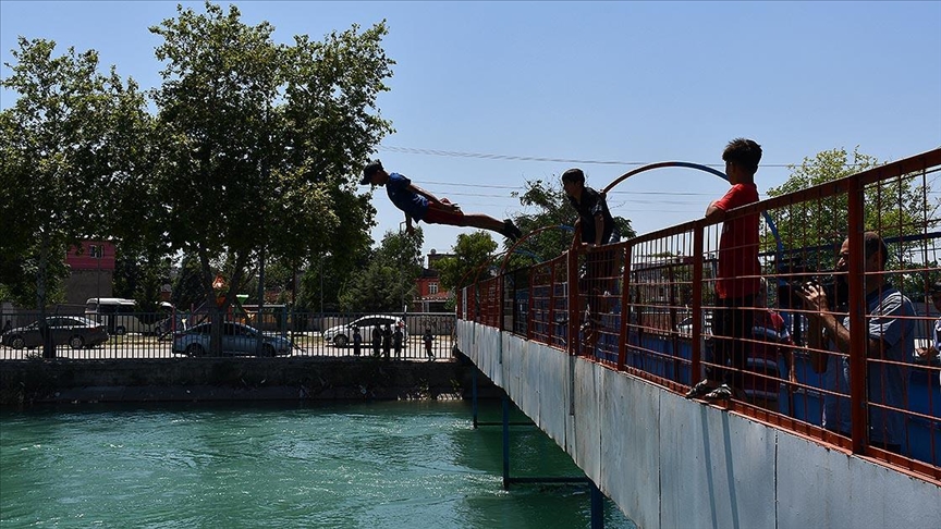 Adana'da hava sıcaklığı 40 dereceyi aştı 