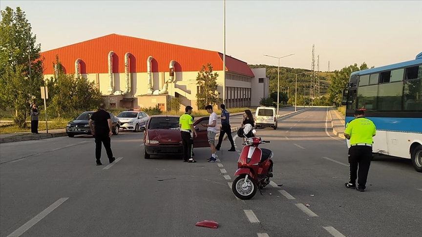 Kütahya'da kampüste sahipsiz köpeklerden kaçarken otomobille çarpışan motosikletteki 2 öğrenci yaralandı