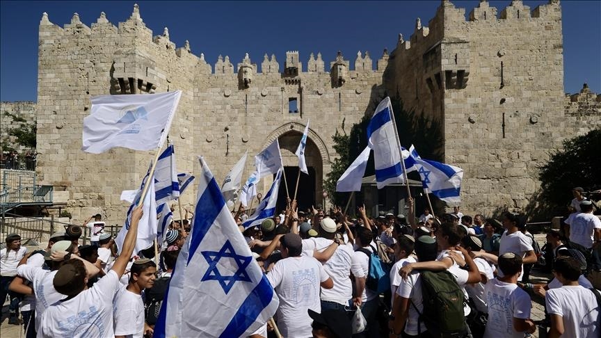 Jérusalem: Un colon hisse le drapeau israélien lors de son incursion dans la mosquée Al-Aqsa
