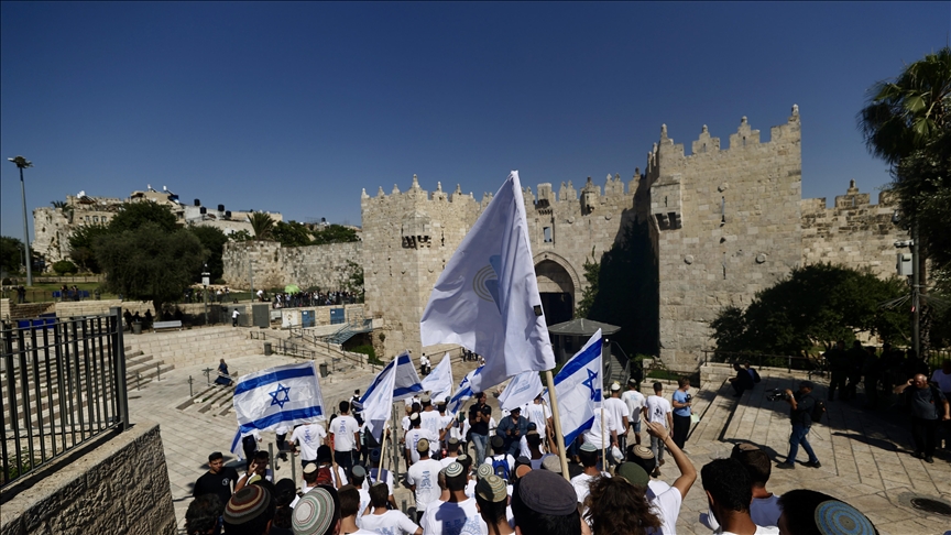 القدس.. مستوطن يرفع علم إسرائيل خلال اقتحام المسجد الأقصى