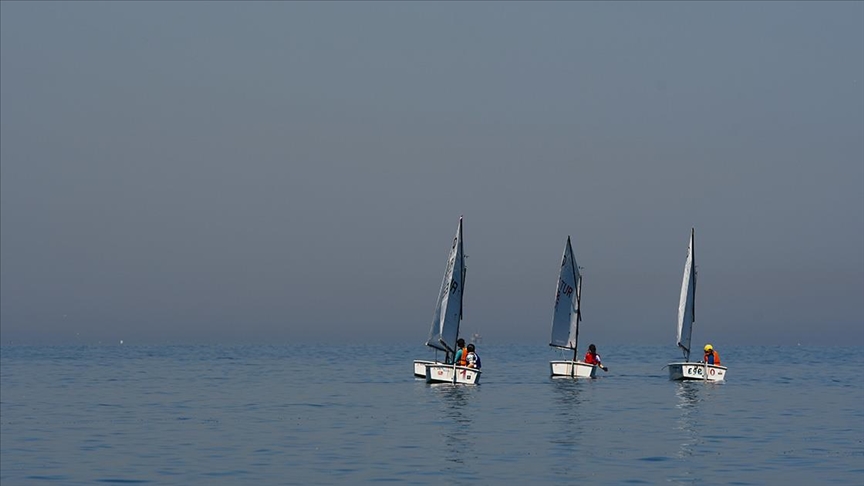 Ömrünü yelkenciliğe adayan kulüp başkanı, Mudanya'da sporcu yetiştiriyor