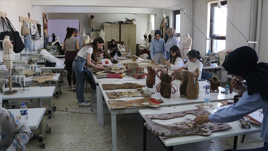 Moda tasarımı okuyan üniversiteliler atık kartonlardan giysi hazırladı