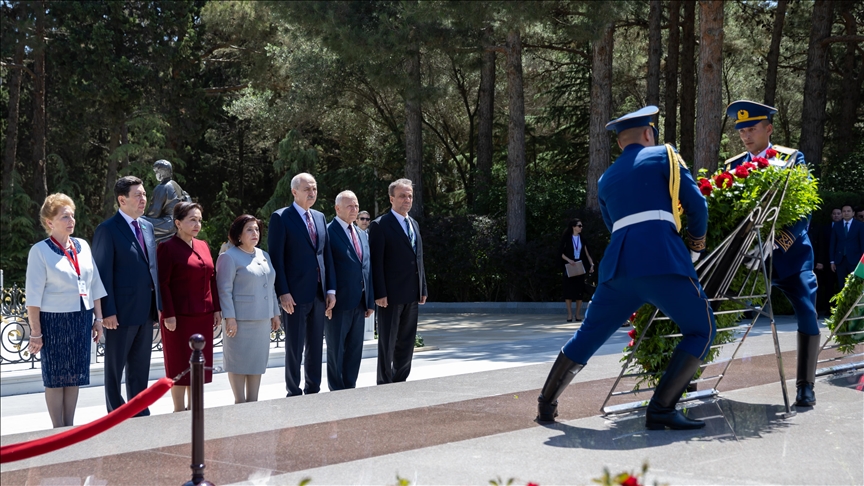 TBMM Başkanı Kurtulmuş'tan Bakü'de şehitlik ziyareti