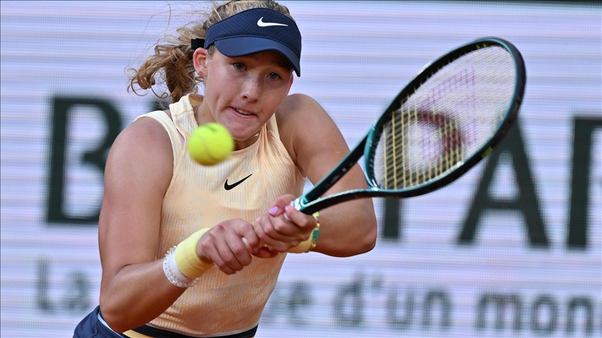 17-year-old Andreeva shocks world No. 2 Sabalenka at French Open