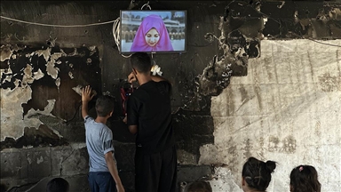 Gazzeli gönüllü gençler, güneş enerjisinden elde ettikleri elektrikle çocuklara çizgi film izletiyor