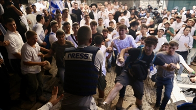 Israeli illegal settlers assault 2 journalists during Flag March in Jerusalem