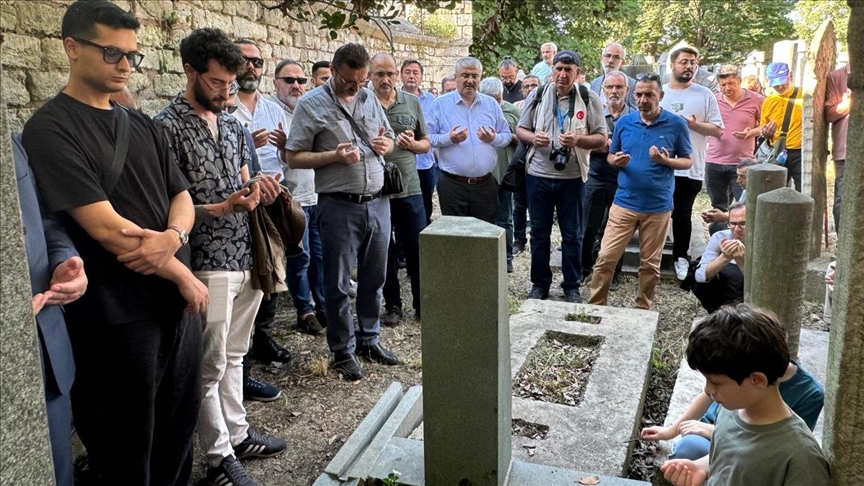 Şair ve yazar Mevlana İdris Zengin vefatının ikinci yılında kabri başında anıldı