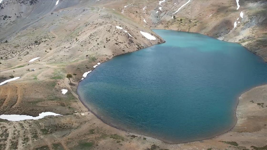 Erzincan'daki Aygır Gölü doğaseverlerin uğrak noktası oluyor